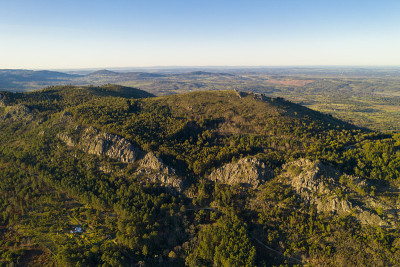 葡萄牙Vide Castelo de Sao Mamede的景观无人机鸟瞰图