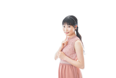 年轻女子参加婚宴
