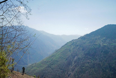 尼泊尔，在乌云密布的蓝天下，徒步前往戈雷帕尼潘山欣赏绿色山景