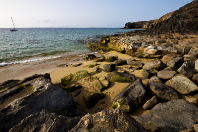 海岸线岩石和夏天在兰萨罗特西班牙