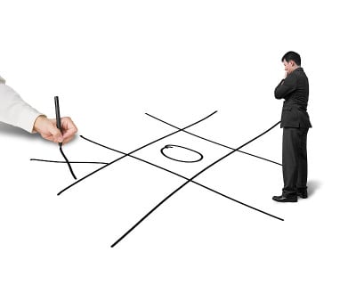 商人在白色背景上画井字游戏，另一种想法