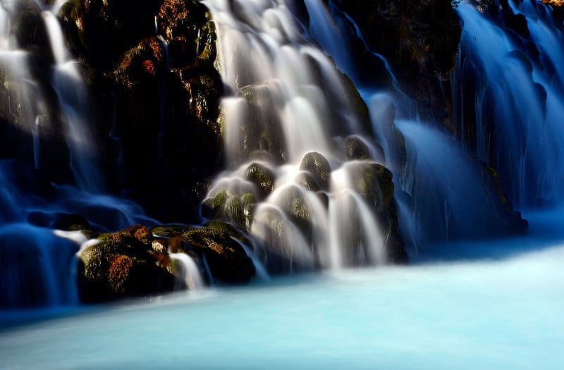 Hraunfossar瀑布,冰岛。秋天色彩斑斓的风景