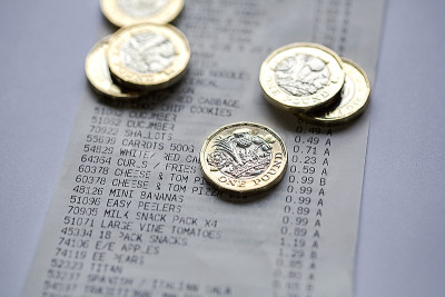 收银台收据上有一英镑硬币。