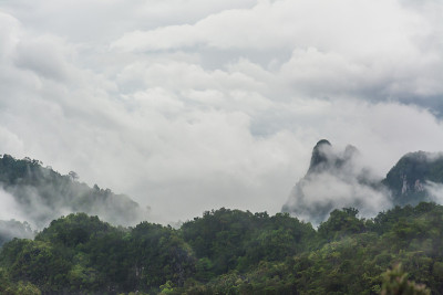山和雾的景观，甲米，泰国