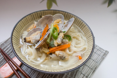 手工碎面条与平静和蔬菜。