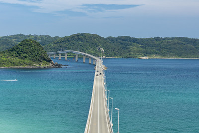 山口县的海啸桥，蓝天碧海环绕