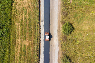 用蒸汽压路机施工的新道路鸟瞰图。