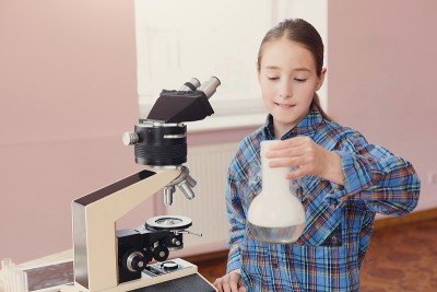 女孩在实验室用氮做实验