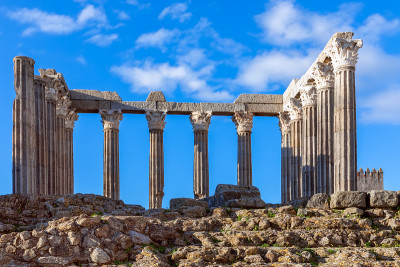 埃武拉罗马神庙(Templo romano de Évora)是葡萄牙阿连特霍的著名历史地标