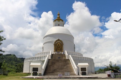 翻译:世界和平塔的主塔。