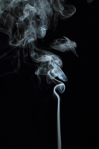 黑色背景上的白色烟雾纹理