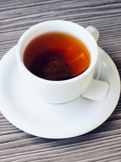 用木板和瓷杯泡茶，红茶