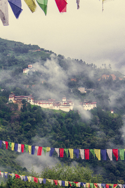 亚洲不丹布姆唐，Trongsa Dzong和Ta-Dzong雾气弥漫的山丘。
