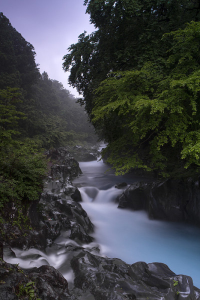 蓝色的水在峡谷中流动