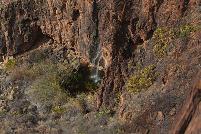 大加那利岛南部的Barranco del Toro度假村周围的徒步旅行路线，到处都是洞穴和岩洞，靠近