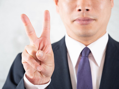脱毛点一名男子指着二号