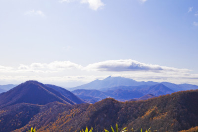 秋天秋叶山在万代东马天际线在万代山在福岛，日本东北部，日本。