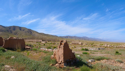 沙漠小镇的风景，拍摄地点在中国甘肃