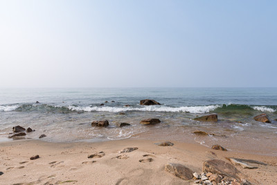 一个多雾的日子，贝加尔湖东岸。海浪滚过石头，把沙地上留下的痕迹冲掉。