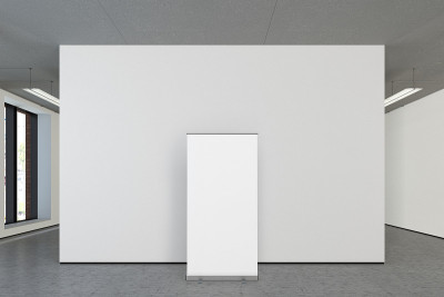 画廊内空白的横幅架
