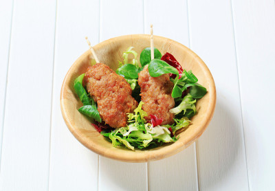 肉馅串配沙拉蔬菜
