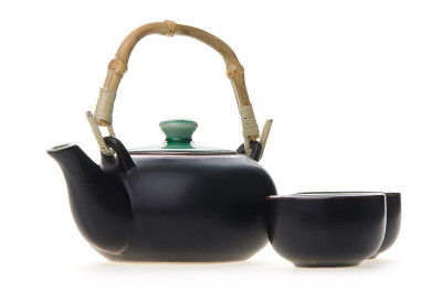 以茶杯和茶壶为背景的中国茶具。