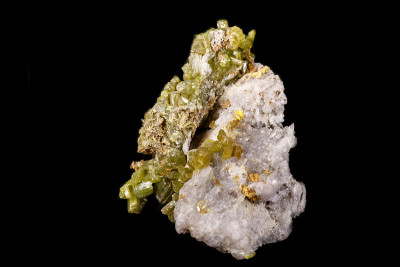 宏观焦闪石矿物石上的黑色背景