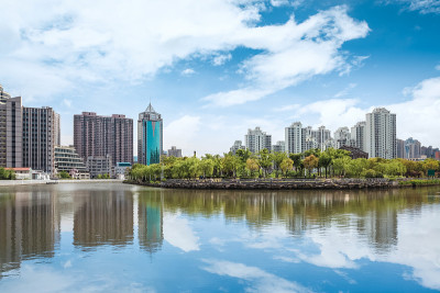 蓝天映衬下美丽的滨江城市