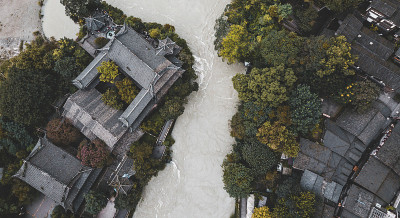 航拍中国河边的东方建筑