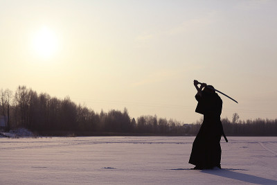 黑色东方武术战士冬季训练