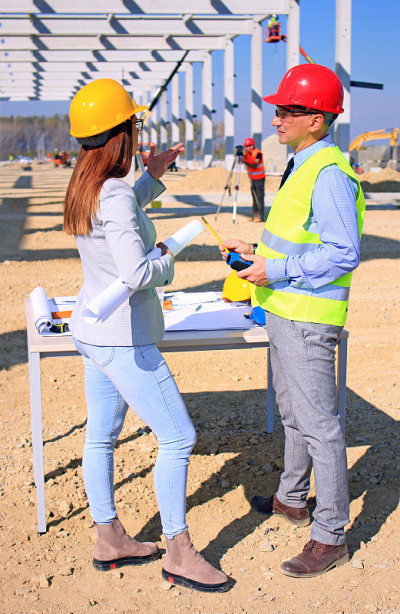 女建筑师和建筑工程师在施工现场谈论项目