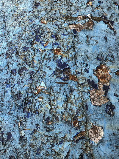 垃圾摇滚和破碎的蓝色背景