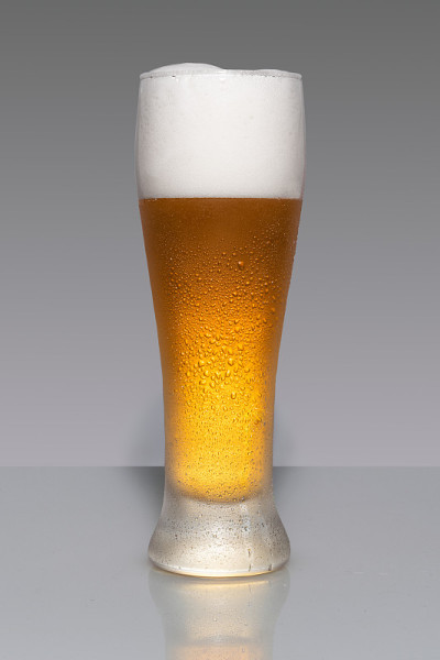 冰啤酒孤立。影棚拍摄。