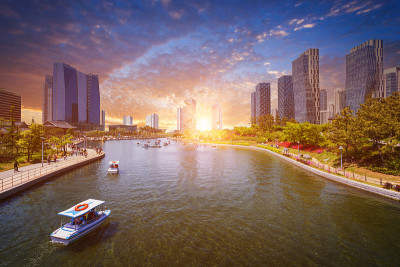 夕阳下的首尔市，韩国仁川松岛区中央公园。