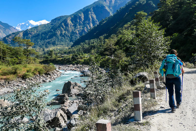格尔木-在喜马拉雅山徒步旅行的女孩