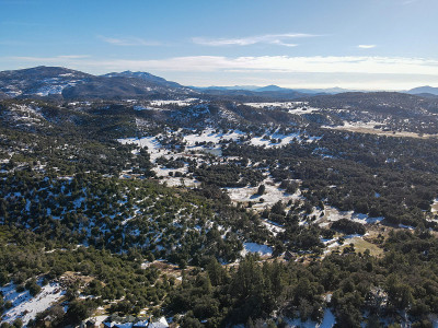 山上的鸟瞰图与雪在朱利安，加利福尼亚，美国