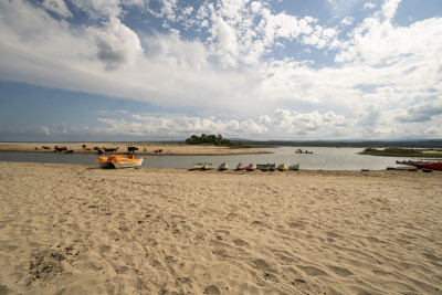 美丽的夏日日落在湖
