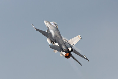 f - 16战斗机起飞