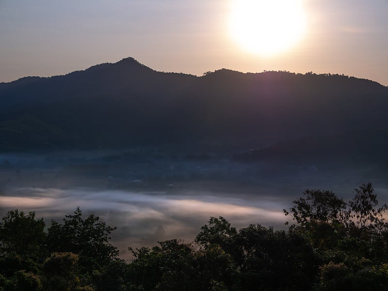 大地破晓前，山上有雾