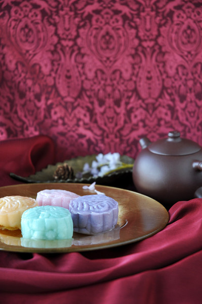 月饼盘在红色缎子背景