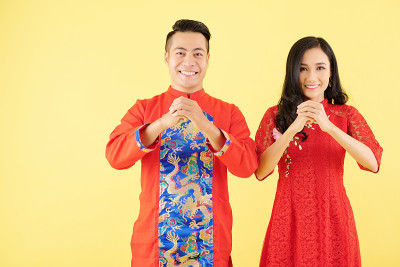 一对新人祝新年快乐
