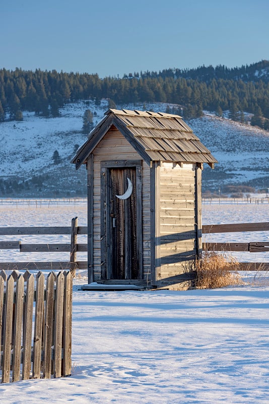 在一个下雪的早晨，屋外屋外挂着月光