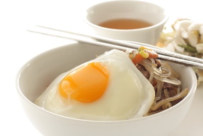 韩国菜，面条和蔬菜炒
