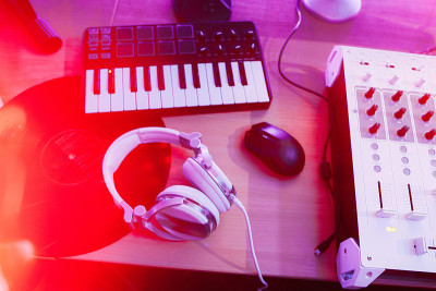 Dj混音耳机和合成器