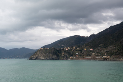 科尼利亚的遥远的观点从马纳罗拉- Cinque Terre (5 Terre)，五个村庄在意大利里维