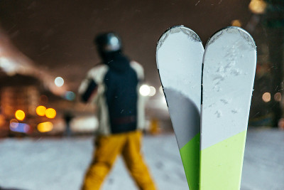 傍晚时分在山顶上滑雪的男子模糊了背景