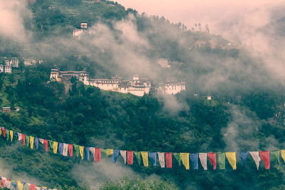 亚洲不丹布姆唐，Trongsa Dzong和Ta-Dzong雾气弥漫的山丘。