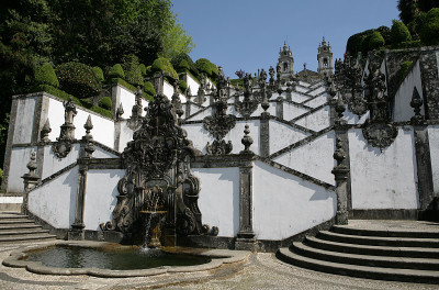 美丽的教堂和楼梯在Bom Jesus do Monte，葡萄牙