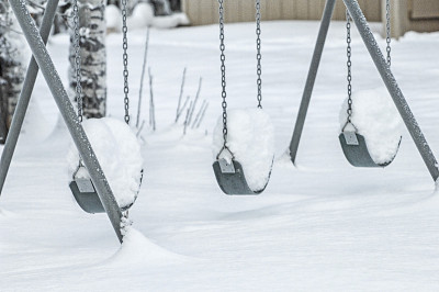 积雪覆盖的操场设备