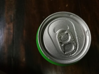 顶视图的一个可以在木材背景